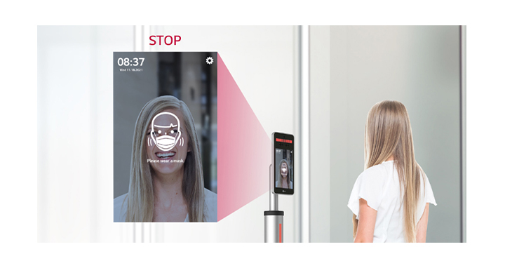 The alarm of LG Thermal Sensing Terminal is activated identifying the woman without a mask in front of the entrance.